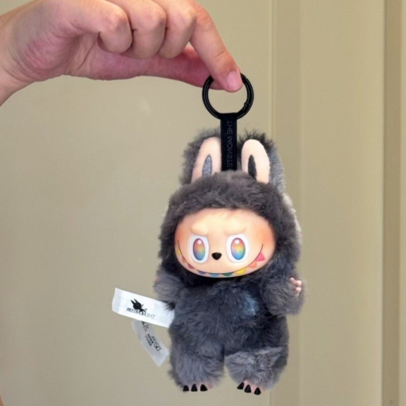 Pop Mart Labubu Big Into Energy ID (Secret) – in-hand shot van de secret pendant (~8 cm) met kleurrijke energie‑patronen en metalen ring