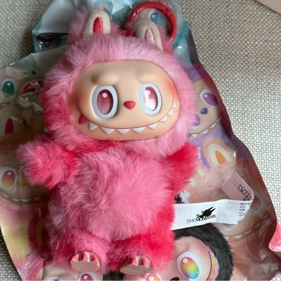 Pop Mart Labubu Big Into Energy Love – close‑up van gezichtje, vinyl/plush textuur en subtiele liefde‑thema details