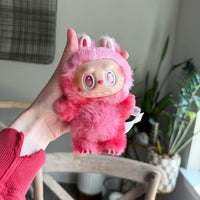 Pop Mart Labubu Big Into Energy Love – pendant uit de verpakking, met metalen hangerring en pastel tie‑dye print