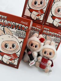 Pop Mart Labubu Coca‑Cola Surprise Shake – displaybox met meerdere blind boxes en een hint naar de shake‑effect varian