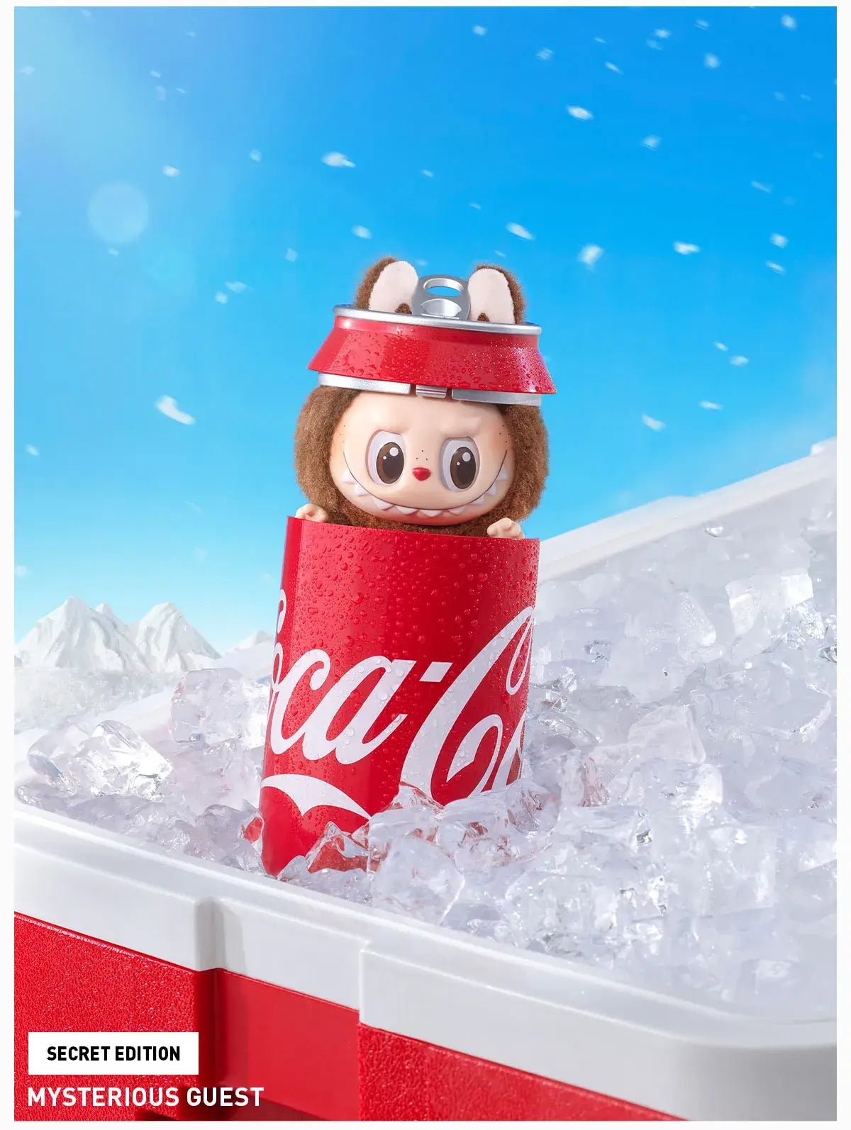 Pop Mart Labubu Coca‑Cola Mysterious Guest – in‑hand shot van het mystery vinyl figuur (~15 cm) met onbekend gezicht en Coca‑Cola pe