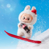 Pop Mart Labubu Coca‑Cola Series Vinyl Face – uit de doos gehaald vinyl Labubu figuur (~15 cm) met Coca‑Cola flesje in de hand.