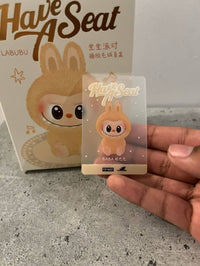 Pop Mart Labubu Have a Seat Baba – displaybox met meerdere Baba blind boxes, netjes uitgestald voor retailopstelling