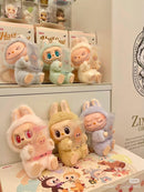 Pop Mart Labubu Have A Seat Dada – display met meerdere Dada figures in seated pose, warme kleuren en uniforme stijl