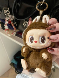 Pop Mart Labubu Have a Seat Duoduo – uitgepakte vinyl plush Duoduo (~17 cm incl lus), grizzly-bruin met floppy oren en hartvormig neusje