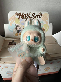 Pop Mart Labubu Have A Seat Ququ – displaybox met meerdere Ququ blind boxes, prachtig uitgestald voor winkelpresentatie