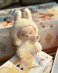 Pop Mart Labubu Have a Seat Sisi – uitgepakte vinyl plush Sisi zittend op stoel-icoon, zachte textuur zichtbaar