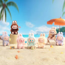 Pop Mart Labubu Have a Seat – gestyled op plank naast andere Labubu-collectibles, pastel vibes zichtbaar