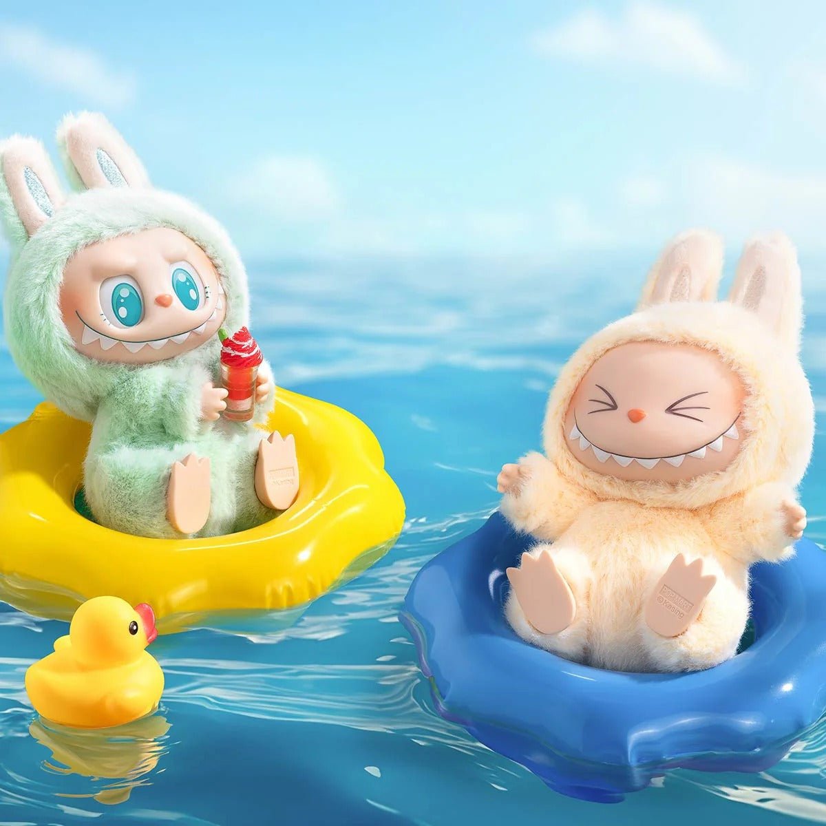 Pop Mart Labubu Have a Seat – in‑hand shot van het vinyl plush figuur (~17 cm) zittend op stoel, zachte details zichtbaar