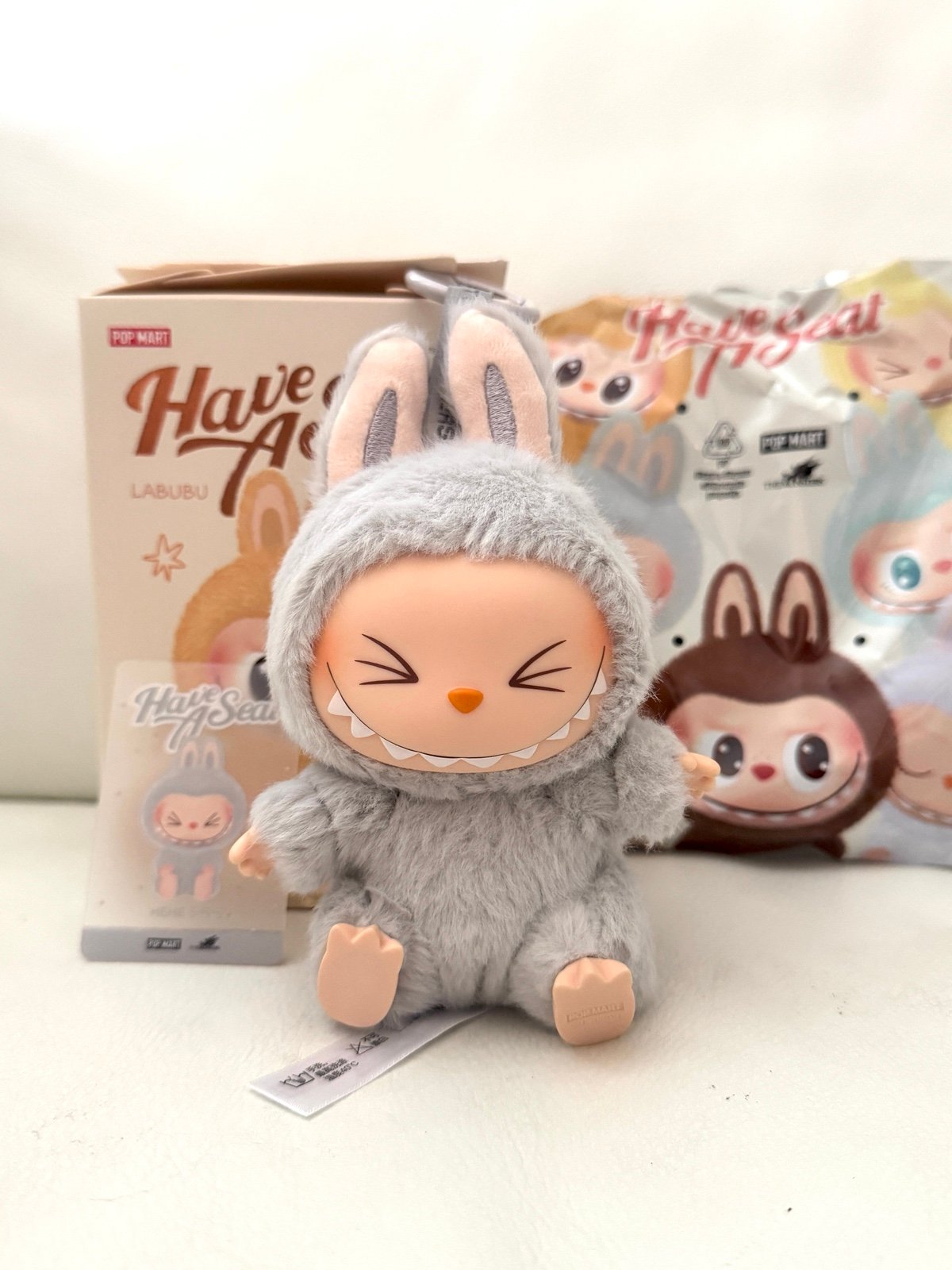 Pop Mart Labubu Have a Seat Zizi – displaybox met meerdere Zizi blind boxes, netjes gestapeld voor winkelpresentatie