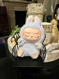 Pop Mart Labubu Have a Seat Zizi – uit de doos gehaald vinyl plush figuur, zittend in speelse pose, zachte textuur zichtbaar