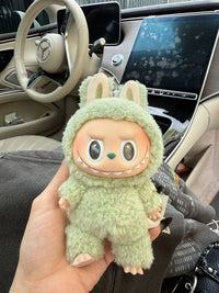 Pop Mart Labubu Tasty Macarons Green Grape – uit de verpakking genomen pendant met metalen hangerring, zachte vinyl/plush mix