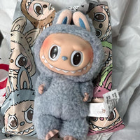 Pop Mart Labubu Tasty Macarons Sea Salt Coconut – display met meerdere pendants, subtiele blauwe tonen in collectiepresentatie