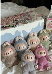 Pop Mart Labubu Tasty Macarons Sesame Bean – close-up van iconische tanden, expressieve ogen en unieke sesame bean textuur