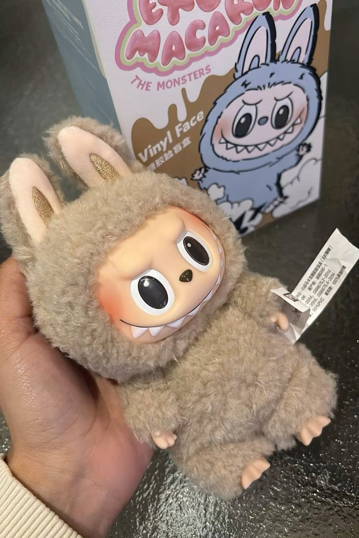 Pop Mart Labubu Tasty Macarons Toffee – display met meerdere Toffee pendants, pastel-kleuren zichtbaar