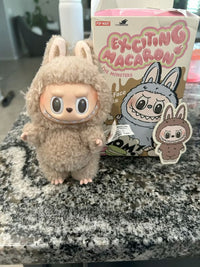 Pop Mart Labubu Tasty Macarons Toffee – uit de verpakking genomen pendant met metalen hanger, zachte vinyl/plush mix