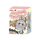 Pop Mart Labubu Tasty Macarons – in‑hand shot van het vinyl figuur (~15 cm) met zachte pastel macarons‑thema en metalen oogje