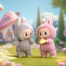 Pop Mart Labubu Tasty Macarons – close‑up op het gezicht en macaron‑motief, scherpe details en glad vinyl oppervlak