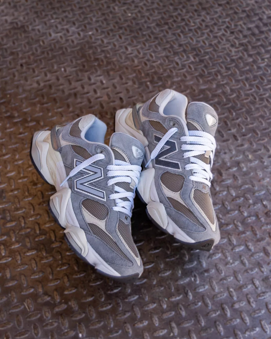 Bovenaanzicht van de New Balance 9060 Slate Grey Arid Stone, perfect voor neutral-toned streetwear looks