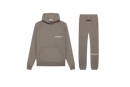 Fear of God Essentials Desert Taupe Full Set met hoodie en joggers in warme taupe tint, minimalistisch design en relaxed oversized pasvorm