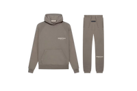 Fear of God Essentials Desert Taupe Full Set met hoodie en joggers in warme taupe tint, minimalistisch design en relaxed oversized pasvorm