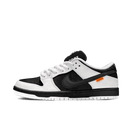Zijaanzicht van de Tightbooth x Nike SB Dunk Low FD2629-100 met wit leren basis, zwarte harige overlays en oranje accenten