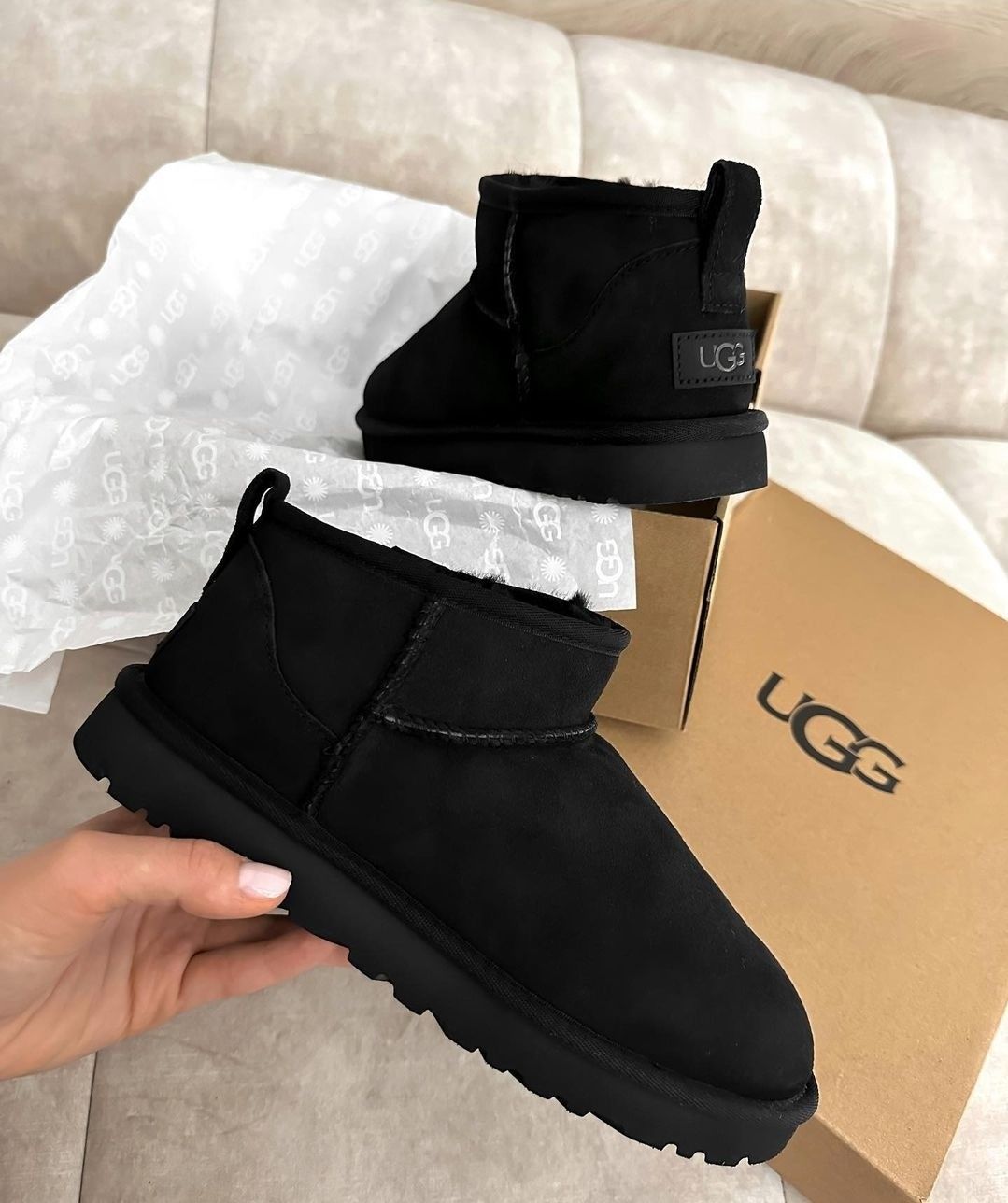 ugg-black-ultra-mini-unboxing-shot-met-doos-en-verpakkingdetails-1116109blk-snrkickz
