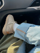 UGG Driftwood Ultra Mini op wit beddengoed, zachte pantoffelachtige uitstraling voor binnen en buiten