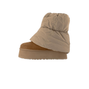 Zijaanzicht van de UGG Classic Mini Dipper Puffer Boot in Amphora en Chestnut, met gewatteerde upper en stevige platformzool tegen witte achtergrond