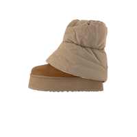Zijaanzicht van de UGG Classic Mini Dipper Puffer Boot in Amphora en Chestnut, met gewatteerde upper en stevige platformzool tegen witte achtergrond