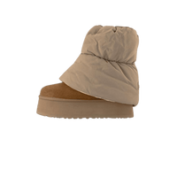 Zijaanzicht van de UGG Classic Mini Dipper Puffer Boot in Amphora en Chestnut, met gewatteerde upper en stevige platformzool tegen witte achtergrond