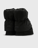 Flatlay van beide zwarte UGG Dipper Puffer boots op witte ondergrond, met zicht op de gewatteerde schacht en chunky zool