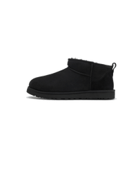 Zijaanzicht van de UGG Classic Ultra Mini Black, volledig zwart suède met minimalistisch silhouet