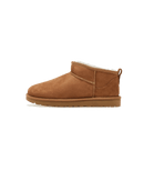 Zijkant van de UGG Classic Ultra Mini in de kleur chestnut met warme suède finish en lage schacht