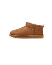 Zijkant van de UGG Classic Ultra Mini in de kleur chestnut met warme suède finish en lage schacht