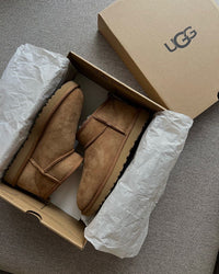 UGG Ultra Mini Chestnut gecombineerd met denim, ideale herfststijl voor dagelijks gebruik