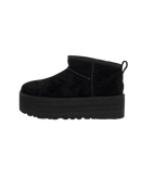 Zijaanzicht van de UGG Classic Ultra Mini Platform in diepzwarte suède, gefotografeerd tegen witte achtergrond met focus op de plateauzool