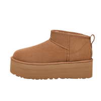 UGG Classic Ultra Mini Platform in Chestnut bruin, zijkant in studio met verhoogde plateauzool en warme suède afwerking