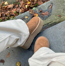 Detailbeeld van UGG Classic Platform gedragen op kleurrijk herfsttapijt, in beweging vastgelegd met focus op comfort en stijl