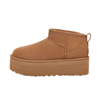 UGG Classic Ultra Mini Platform in Chestnut bruin, zijkant in studio met verhoogde plateauzool en warme suède afwerking