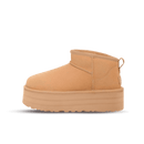 Zijkant van de UGG Classic Ultra Mini Platform Driftwood op zachte beige ondergrond, met focus op de robuuste plateauzool en warme kleurtonen