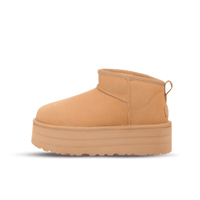 Zijkant van de UGG Classic Ultra Mini Platform Driftwood op zachte beige ondergrond, met focus op de robuuste plateauzool en warme kleurtonen