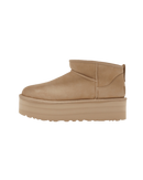 Zijaanzicht van de UGG Classic Ultra Mini Platform Mustard Seed met verhoogde zool in studio-opstelling, perfect zichtbaar in neutrale belichting