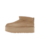 Zijaanzicht van de UGG Classic Ultra Mini Platform Mustard Seed met verhoogde zool in studio-opstelling, perfect zichtbaar in neutrale belichting