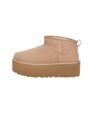 Zijkant van de UGG Classic Ultra Mini Platform in zandkleur, minimalistisch studiobeeld met focus op verhoogde plateauzool