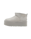 Zijaanzicht van de UGG Classic Ultra Mini Platform in Seal grey, gefotografeerd tegen witte achtergrond met nadruk op verhoogde zool en minimalistisch silhouet