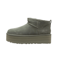 Zijaanzicht van de UGG Classic Ultra Mini Platform in Shaded Clover, met mosgroene tint en verhoogde zool op neutrale achtergrond