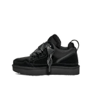 Zijkant van de zwarte UGG Lowmel sneaker met grove zool en fleecevoering, gefotografeerd tegen een witte achtergrond