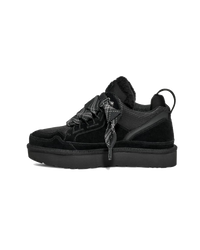 Zijkant van de zwarte UGG Lowmel sneaker met grove zool en fleecevoering, gefotografeerd tegen een witte achtergrond