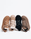 Bovenaanzicht van drie UGG Lowmel sneakers in verschillende kleuren met de zwarte variant in het midden